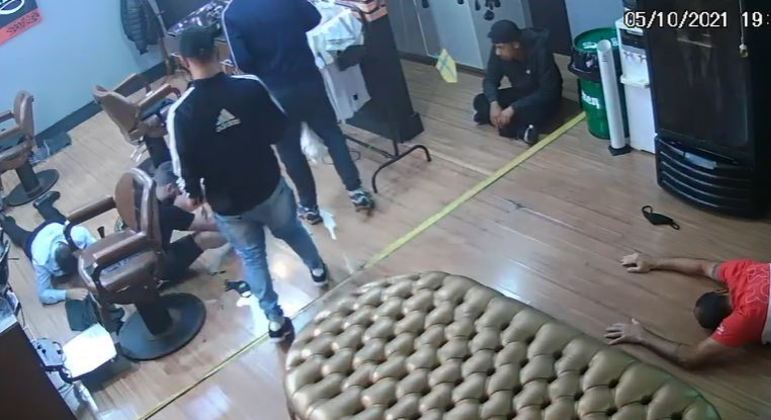 Vítimas foram rendidas e ameaçadas pelos suspeitos durante assalto a barbearia na zona leste