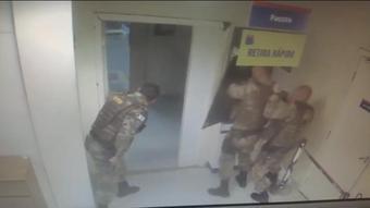Quarteto invade loja, faz funcionários reféns e troca tiros com a PM em Ibirité (MG) 