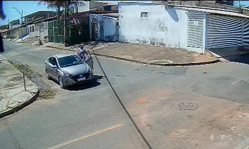 Dupla pede corrida em aplicativo, rouba carro de motorista, mas