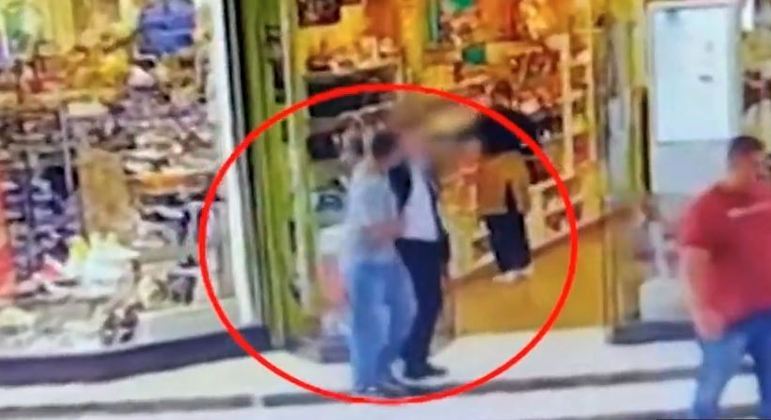 Grupo armado assaltou duas joalherias em shopping durante este domingo (31)