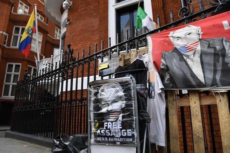 Assange estava exilado em embaixada do Equador