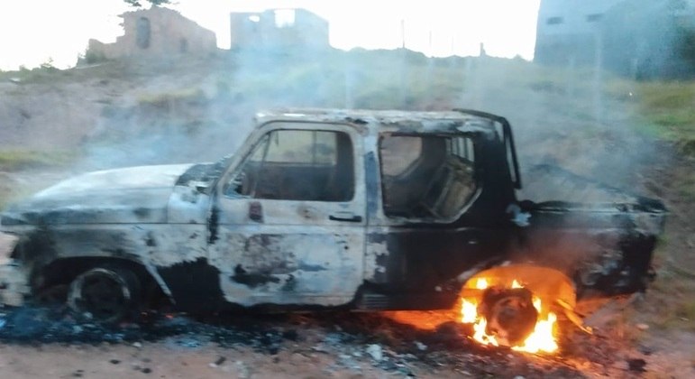 Corpo da vítima foi encontrado carbonizado perto de veículo também queimado