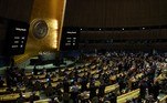 A Assembleia-Geral da ONU adotou nesta quarta-feira (2) uma resolução que 'exige' que a Rússia se retire 'imediatamente' da Ucrânia, em uma forte repreensão à invasão russa pelo órgão global encarregado de paz e segurança. Após mais de dois dias de debate extraordinário, 141 dos 193 Estados-membros votaram a favor da resolução não vinculativa, incluindo nações como Alemanha, Argentina, Estados Unidos e Reino Unido.
