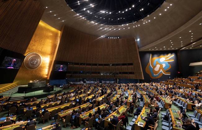 Uma proposta da Jordânia acabou aprovada em uma Assembleia-Geral Extraordinária da ONU, determinando um cessar-fogo imediato e a garantia de ajuda humanitária. Foram 120 votos a favor, 14 contra e 45 abstenções. Estados Unidos e Israel votaram contra, e o Brasil votou a favor. A resolução não tem o mesmo peso de uma decisão do Conselho de Segurança e serviu apenas como recomendação