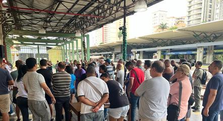 Metroviários exigem a manutenção dos contratos de trabalho