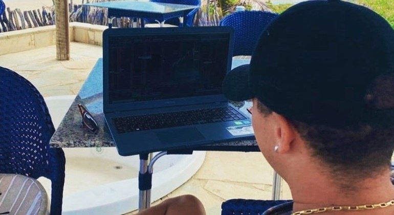 Pedro Gil, que é filho de um policial militar, ostentava nas redes sociais 