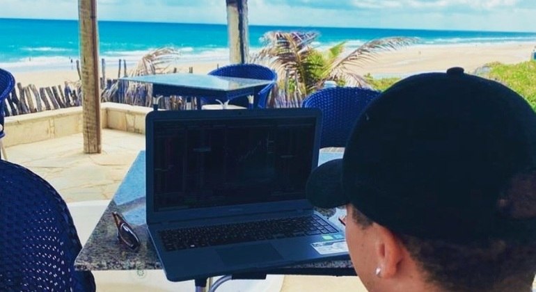 "Meu escritório é na praia, eu tô sempre na área!", escreveu o suposto golpista no Instagram
