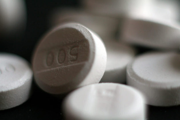Assim como a dipirona, outro medicamento famoso no Brasil ganhou os noticiários mês passado por conta de uma polêmica: o paracetamol.