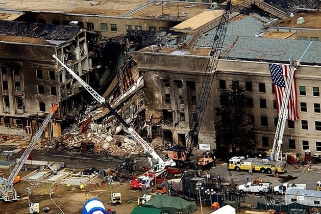 Assim, exatamente 60 anos após o início da sua construção, o Pentágono foi parcialmente destruído no ataque da Al Qaeda. O avião 77 da American Airlines, sequestrado por terroristas, foi jogado contra o lado oeste do Pentágono, resultando na morte de 189 pessoas.