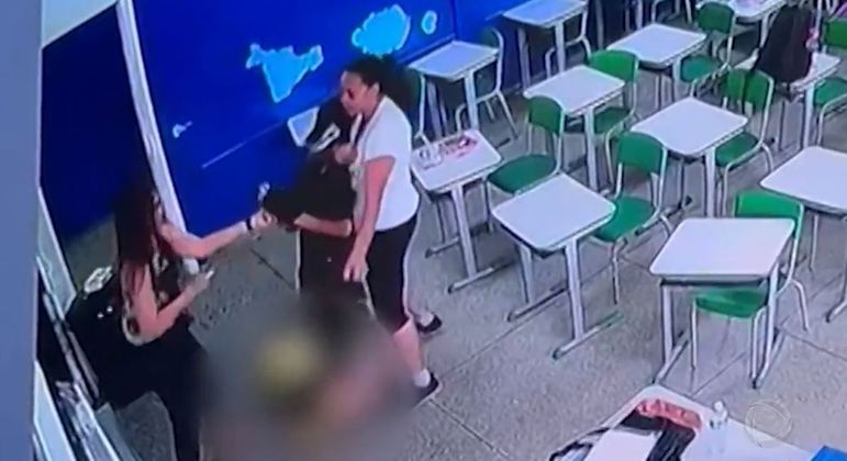 Adolescente é imobilizado durante ataque em escola