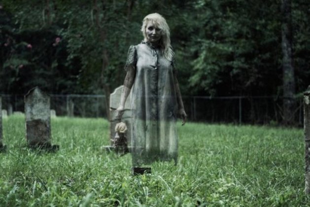 Assustador! Fantasma de mulher é flagrado visitando o próprio túmulo - Fotos - R7 Hora 7