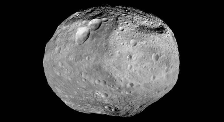 Imagem do asteroide Vesta, muitíssimo maior que o corpo celeste que passará perto da Terrra