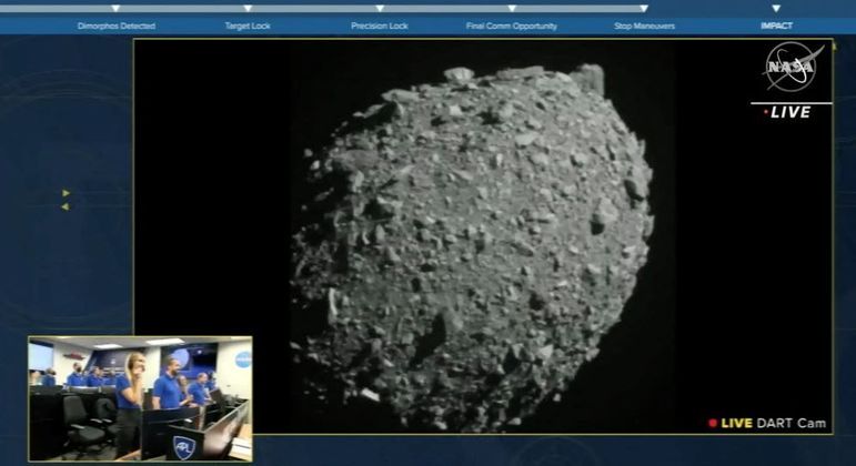 No detalhe, equipe da Nasa acompanha choque de nave com asteroide
