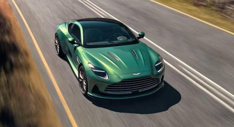 Cor do modelo é verde Podium dos carros da equipe da Fórmula 1