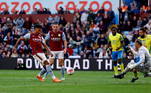 Já o Nottingham Forest, dos brasileiros e ex-palmeirenses Gustavo Scarpa e Danilo, perdeu por 2 a 0 para o Aston Villa. Watkins e Traoré marcaram para os donos da casa