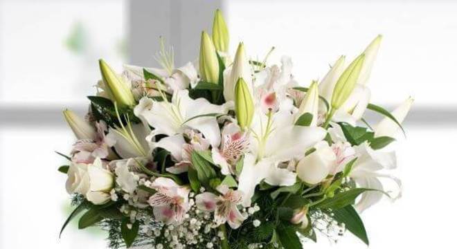 Astromélia branca com lírios