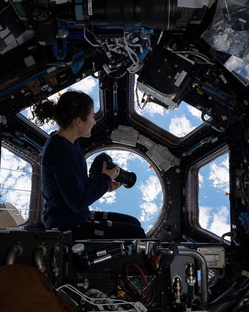 Durante o tempo livre, a astronauta gostava de fica na janela da ISS observando a Terra 