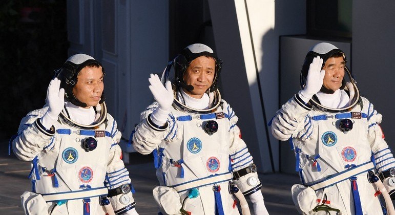 Os três astronautas chineses da missão Shenzhou-12 momentos antes do lançamento em junho