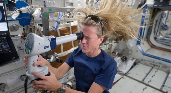 Astronauta Karen Nyberg fazendo exame de vista