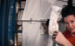 Segundo a astronauta, o xampu que é utilizado no espaço não precisa ser enxaguado, mas, um pouco de água é de grande ajuda no processo. Após molhar o cabelo, ela separa uma toalha e se prepara para o próximo passo: tirar o excesso da água