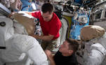 Os astronautas da Nasa Chris Cassidy e Robert Behnken arrumaram os trajes espaciais antes de saírem em uma missão fora da estação para trocar as baterias de um dos painéis de energia