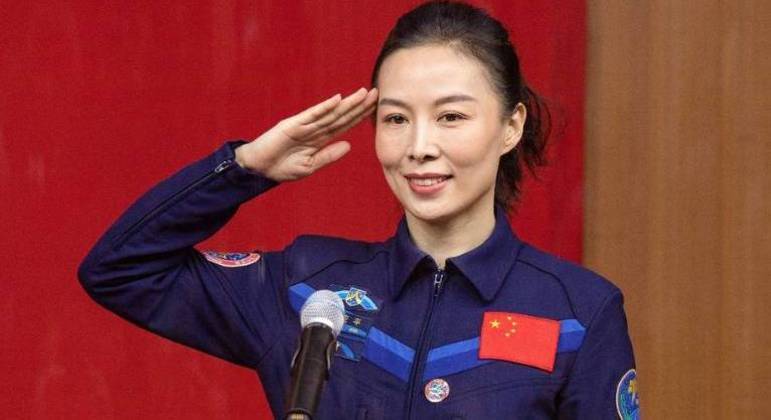 Wang Yaping, astronauta chinesa, se tornou a primeira mulher do país a fazer uma caminhada espacial