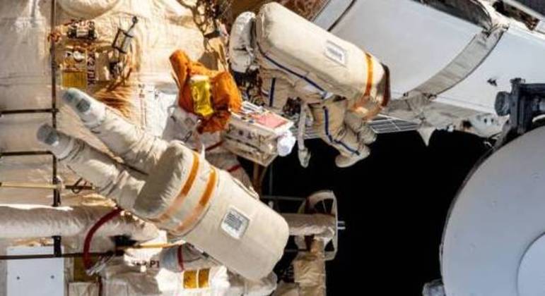 Dois astronautas da Roscosmos conduzirão uma caminhada espacial para fazer atualizações na estação espacialLEIA MAIS: Elon Musk é retratado por IA aos beijos com robôs femininos