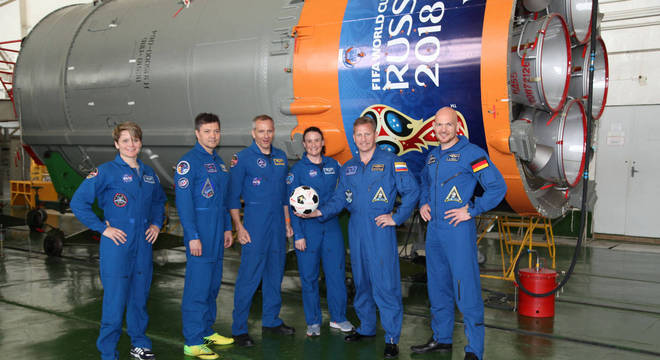 Astronautas serão lançados ao espaço por um foguete com o logo da Copa na Rússia