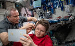 astronautas cortam cabelo espaço 