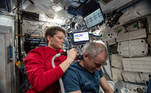 astronautas cortam cabelo espaço 