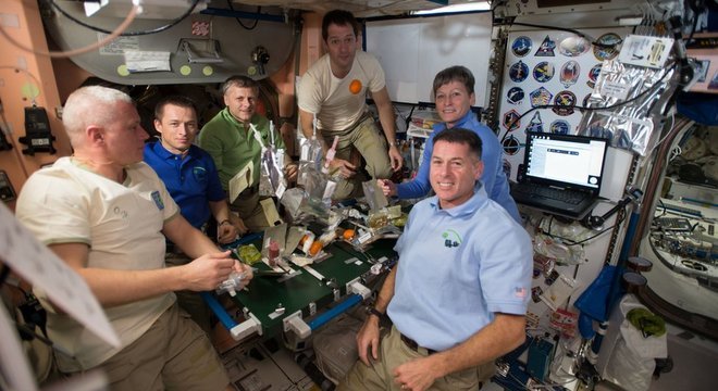 Astronautas fazem refeição durante expedição: Mudanças específicas na dieta têm efeito positivo na saúde óssea