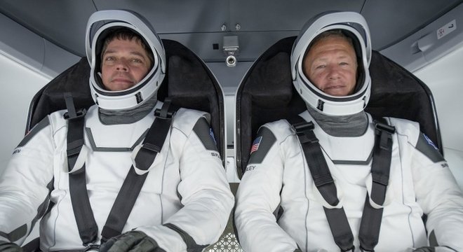 Os astronautas Bob Behnken (E) e Doug Hurley