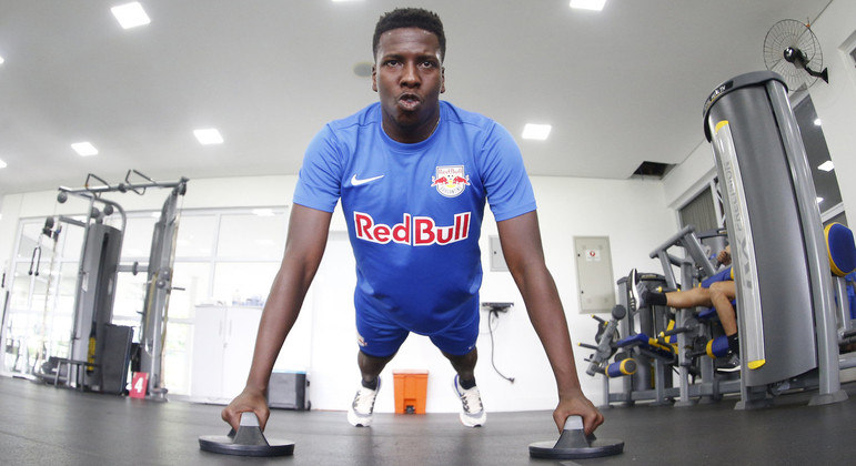 Jan Hurtado, atacante do RB Bragantino, em treino na academia