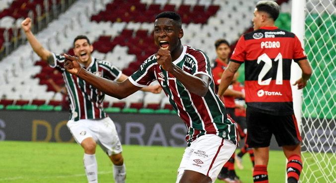 Atacante Luiz Henrique comemora gol do Fluminense em clássico com Fla