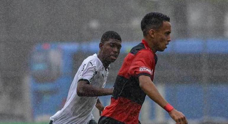 Atacante: Matheus Gonçalves nasceu em 2005 e tem contrato com o Flamengo válido até agosto de 2024. Ele também soma passagens pela Seleção Sub-17.