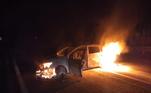 Para impedir a aproximação da polícia, veículos foram incendiados pelos criminosos em vias como a rodovia Marechal Rondon