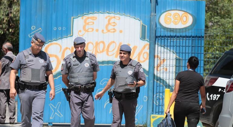 Movimentação policial na Escola Estadual Sapopemba 
