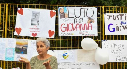 Cartazes em homenagem à aluna Giovanna Bezerra, que morreu após levar um tiro na Escola Estadual Sapopemba
