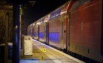 Vários veículos policiais e ambulâncias chegaram à estação, segundo fotos publicadas pelo jornal Bild. A Deutsche Bahn, empresa ferroviária, anunciou o cancelamento de vários trens