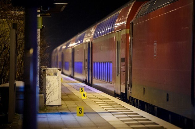 Vários veículos policiais e ambulâncias chegaram à estação, segundo fotos publicadas pelo jornal Bild. A Deutsche Bahn, empresa ferroviária, anunciou o cancelamento de vários trens