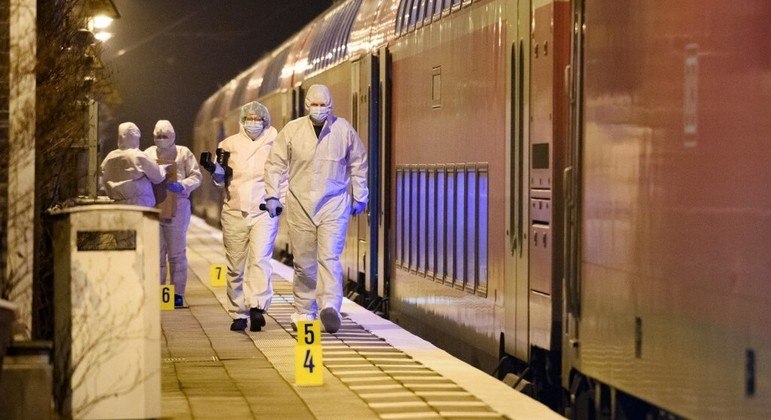 A polícia da Alemanha informou nesta quarta-feira (25) que pelo menos duas pessoas morreram, e várias ficaram feridas, em um ataque com faca em um trem no norte do país