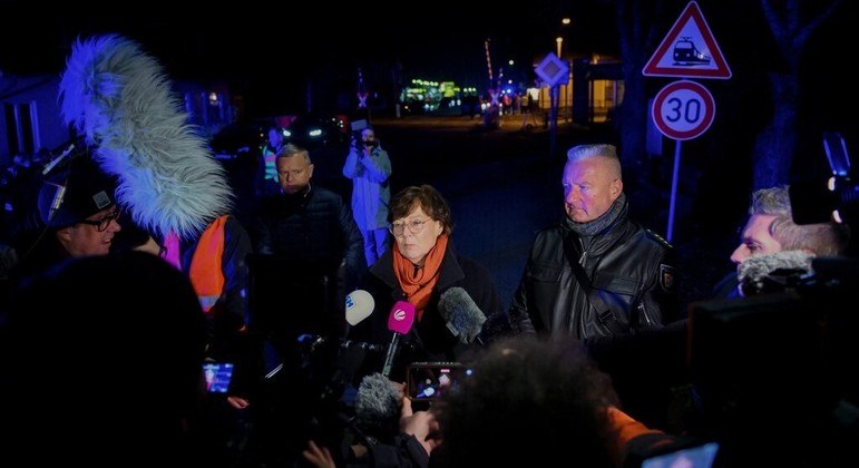 O suposto agressor foi detido na estação de Brokstedt, onde o comboio foi imobilizado. O motivo do ataque ainda é desconhecido, segundo a polícia