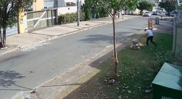Homem foi atacado enquanto andava por uma rua em Goiânia

