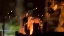 Grupo fortemente armado explode banco e fecha via para impedir passagem da polícia no Guarujá (SP)