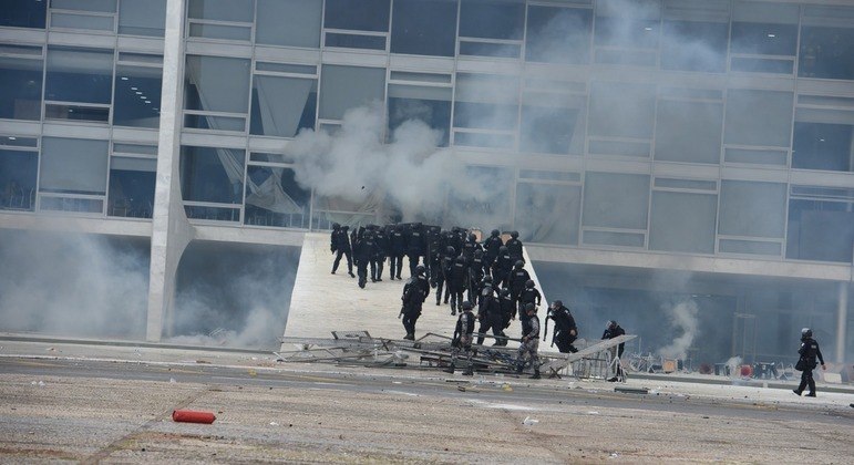 Policiais em embate com manifestantes, durante entrada no Palácio do Planalto, em janeiro