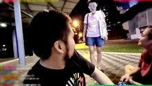 Jovens são atacados por senhora com máscara bizarra durante live na web