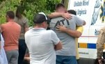 Familiares e conhecidos de crianas que estudam no CEI (Centro Educacional Infantil) Cantinho Bom Pastor se reuniram em frente  unidade, visivelmente emocionados e preocupados com os alunos depois que um homem armado com uma machadinha atacou o local. Luiz Henrique de Lima, de 25 anos,  responsvel pela morte de ao menos quatro crianas. Outras quatro foram feridas e esto internadas