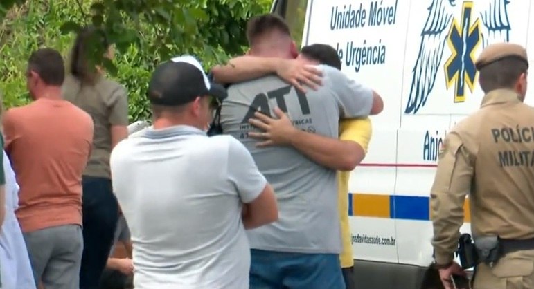 Familiares e conhecidos de crianas que estudam no CEI (Centro Educacional Infantil) Cantinho Bom Pastor se reuniram em frente  unidade, visivelmente emocionados e preocupados com os alunos depois que um homem armado com uma machadinha atacou o local. Luiz Henrique de Lima, de 25 anos,  responsvel pela morte de ao menos quatro crianas. Outras quatro foram feridas e esto internadas