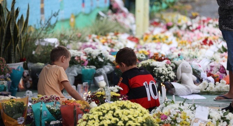 Crianças prestam homenagem às vítimas de ataque em creche de Blumenau (SC)