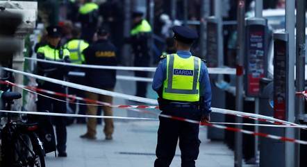 Policiais de Dublin cercam a área do crime